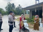 Pembagian Masker Polsek Pulau Laut di Desa Air Payang
