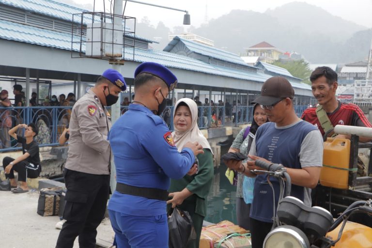Polisi bagikan masker saat kabut asap selimuti Pelabuhan Tarempa Anambas