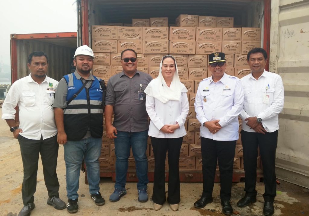 Bupati Natuna Cen Sui Lan meninjau kedatangan MinyaKita di Selat Lampa