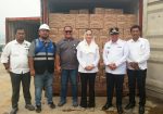 Bupati Natuna Cen Sui Lan meninjau kedatangan MinyaKita di Selat Lampa