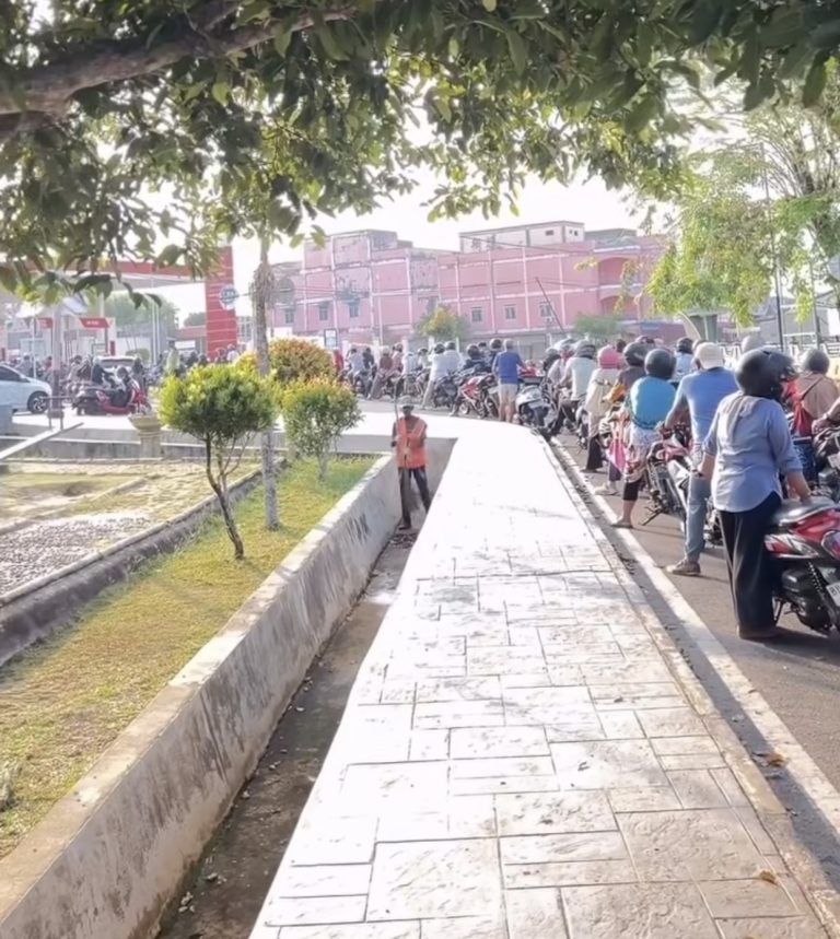 Antrean kendaraan di SPBU Dabo Singkep Lingga