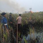 Pemadaman karhutla di Desa Sungai Besar Lingga