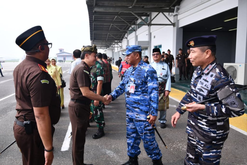 kajati-kepri-tiba-di-natuna-disambut-danlanud-rsa