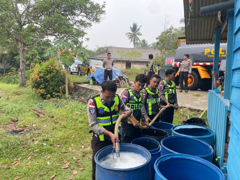 Satlantas Polres Natuna salurkan air bersih ke warga Sebadai Ulu