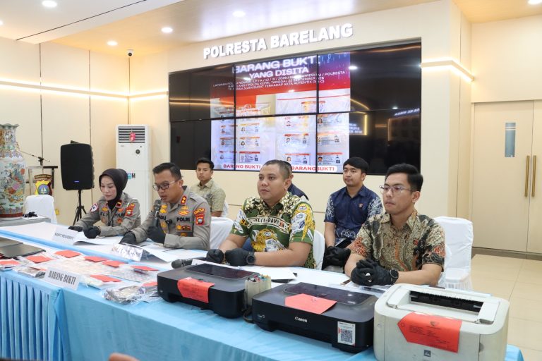 Polisi mengungkap kasus pemalsuan SIM C di Batam
