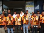 Bupati Natuna serahkan life jacket kepada nelayan Bunguran Timur Laut