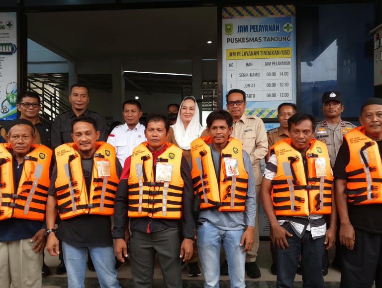 Bupati Natuna serahkan life jacket kepada nelayan Bunguran Timur Laut