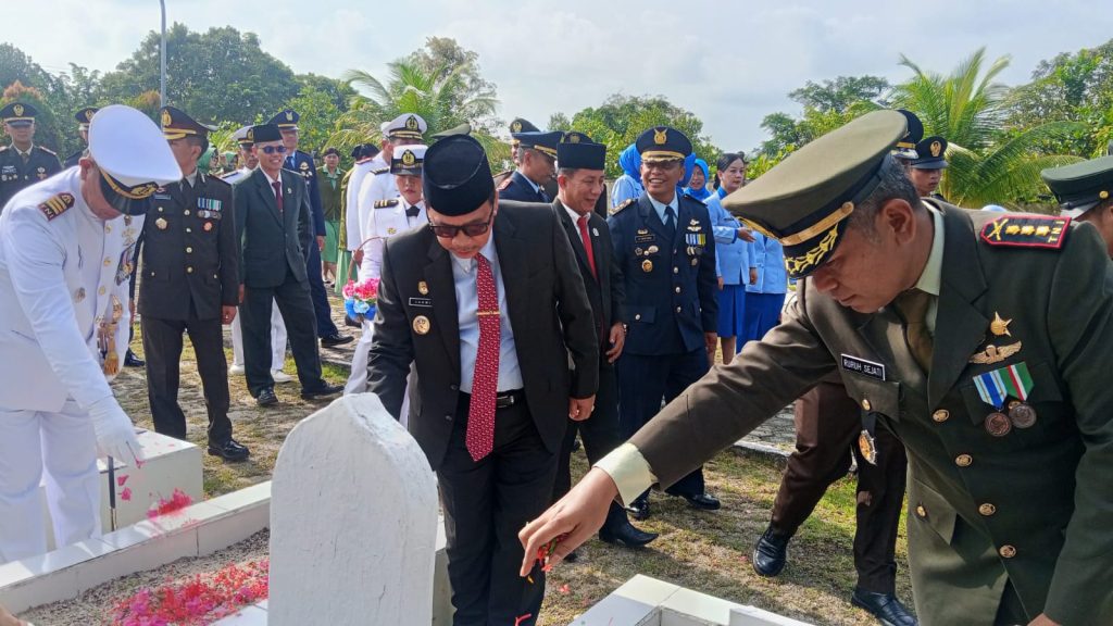 hut-ke-81-tni-dandim-0318-natuna-pimpin-ziarah-makam-pahlawan