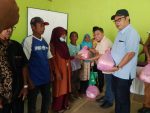 DPRD Kepri bagikan sembako kepada masyarakat di Bunguran Batubi Natuna