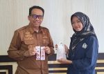 Wabup Natuna Jarmin Sidik pesan 100 gantungan kunci karya mahasiswi IAI Natuna