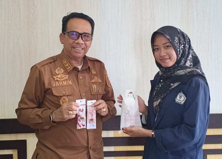 Wabup Natuna Jarmin Sidik pesan 100 gantungan kunci karya mahasiswi IAI Natuna