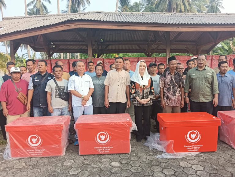 bantuan-fiber-box-nelayan-natuna-cen-sui-lan.jpg