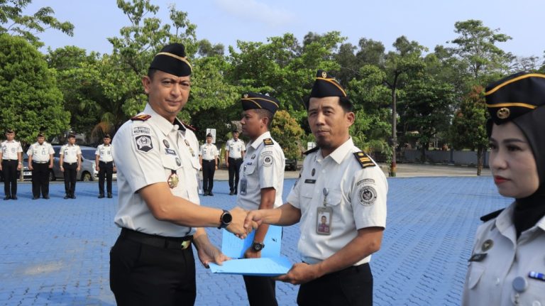 kalapas-batam-tegaskan-disiplin-petugas-penghargaan-pegawai