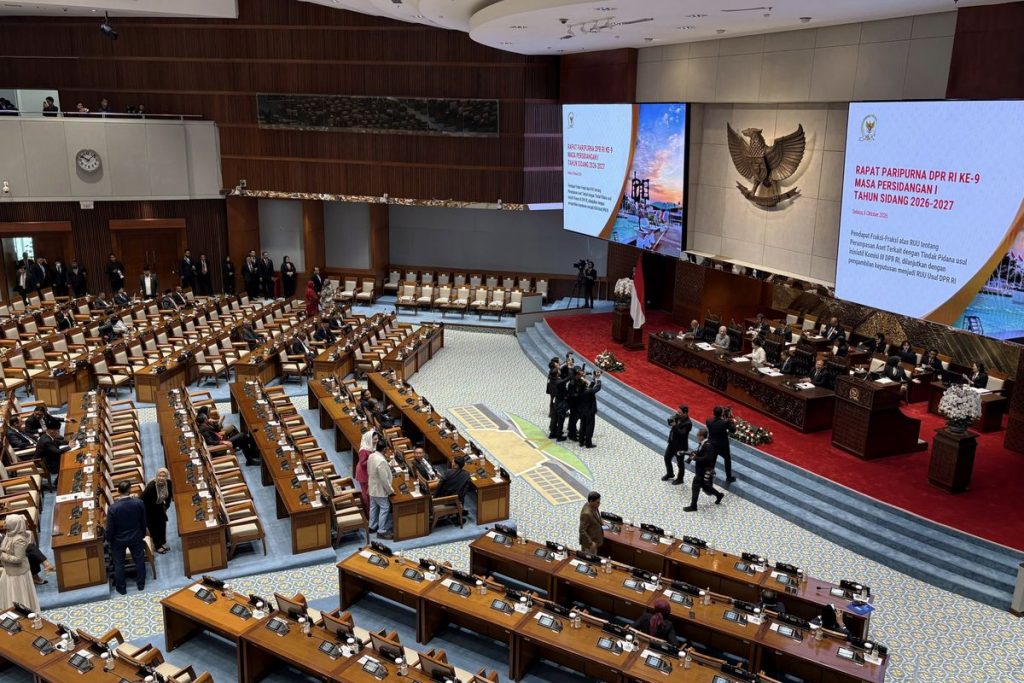 dpr-sahkan-uu-pelindungan-ketenagakerjaan-23-bab-313-pasal