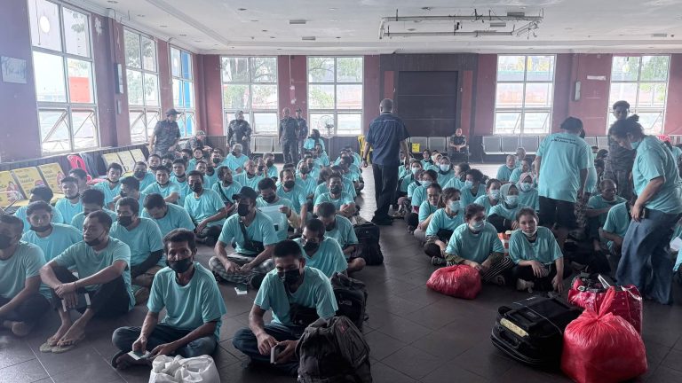 Pemulangan 150 WNI atau PMI yang dideportasi dari Malaysia melalui Pelabuhan Batam Center