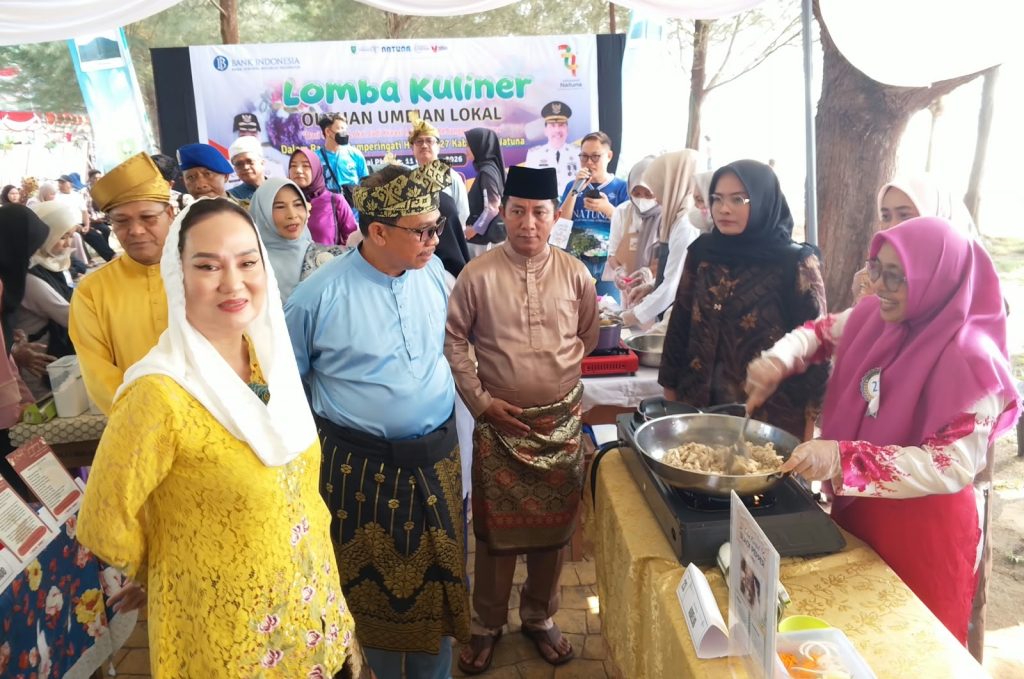 Cen Sui Lan dan Jarmin Sidik meninjau lomba kuliner HUT Natuna ke-27 di Pantai Piwang.