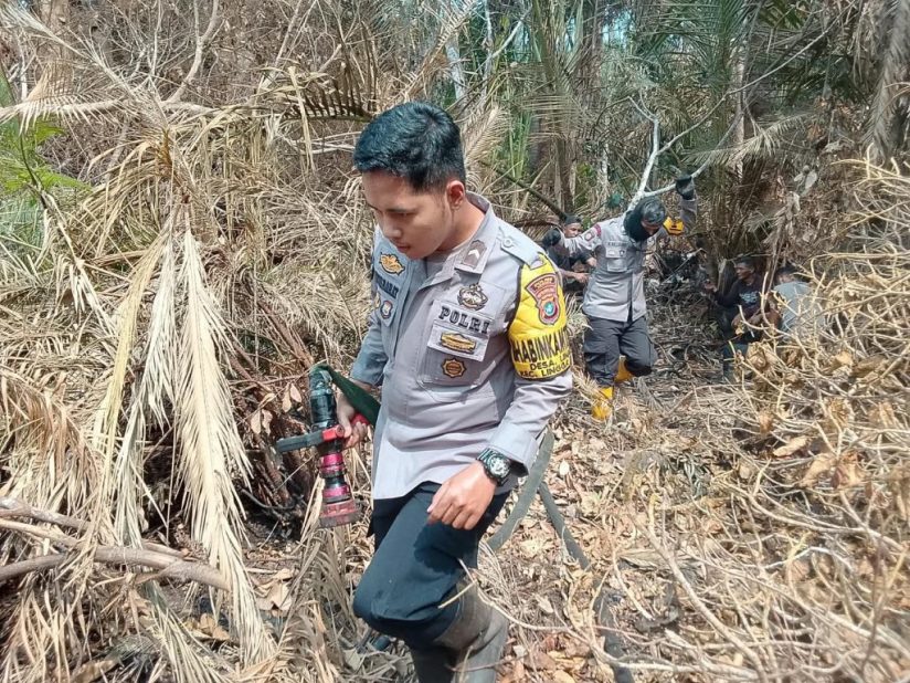 Tim gabungan memadamkan karhutla di Desa Kudung Lingga