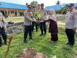 Kegiatan penanaman 12 bibit pohon buah oleh Polsek Bunguran Timur di SDN 012 Ranai