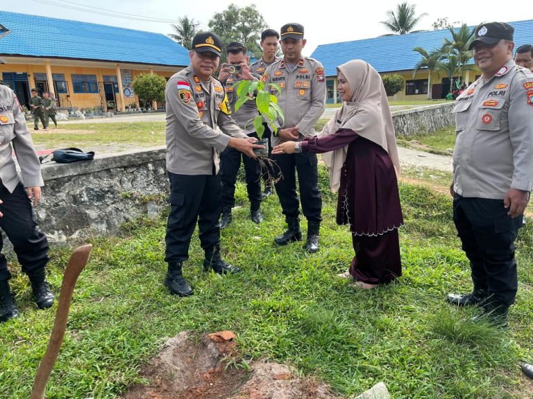 Kegiatan penanaman 12 bibit pohon buah oleh Polsek Bunguran Timur di SDN 012 Ranai