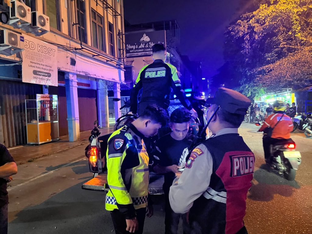 Polisi memeriksa lokasi kecelakaan di Komplek Ruko Nagoya 2000 Batam