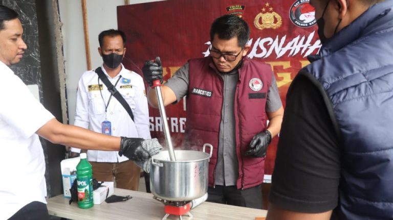 Pemusnahan barang bukti sabu oleh Polres Karimun dari temuan di perairan Dermaga Ketapang