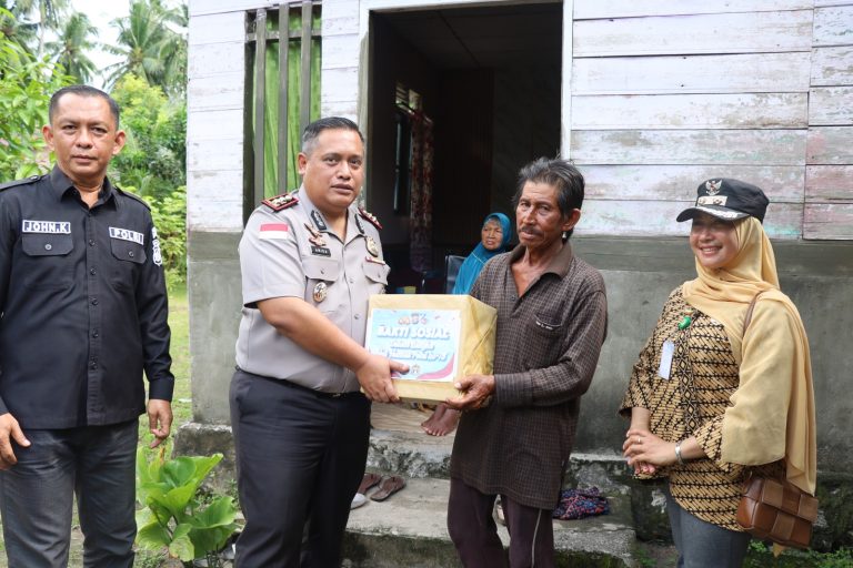 Polres Natuna menyalurkan bantuan sembako kepada warga Ranai Darat dalam rangka HUT ke-75 Humas Polri