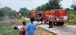Penanganan kebakaran kontainer berisi sampah plastik dan baterai lithium di Perumahan Palm Spring Batam
