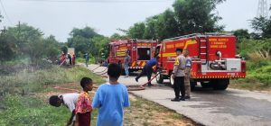 Penanganan kebakaran kontainer berisi sampah plastik dan baterai lithium di Perumahan Palm Spring Batam