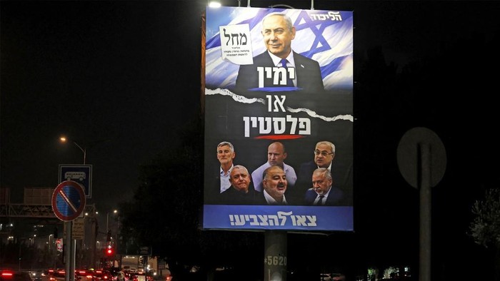 billboard-kampanye-partai-likud-yang-menaungi-netanyahu-terlihat-di-yerusalem-menjelang-pemilu-israel