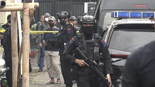 densus-88-antiteror-mabes-polri-menangkap-tiga-orang-terduga-teroris-di-kota-batu-3_169