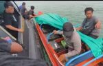 Speedboat kayu bermuatan 60 karton bir Carlsberg yang diamankan Ditpolairud Polda Kepri di perairan Batam.