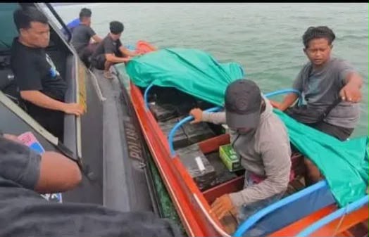 Speedboat kayu bermuatan 60 karton bir Carlsberg yang diamankan Ditpolairud Polda Kepri di perairan Batam.