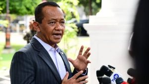 Bahlil Lahadalia memberikan keterangan mengenai pemadaman listrik di Batam.