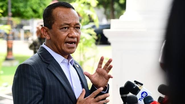 Bahlil Lahadalia memberikan keterangan mengenai pemadaman listrik di Batam.