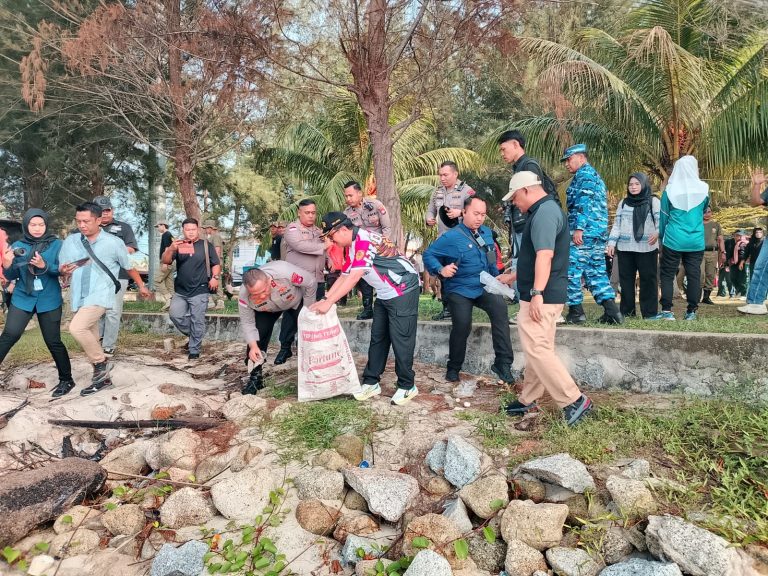 Kapolda Kepri Asep Safrudin ikut kegiatan Indonesia Asri di Pantai Piwang Natuna