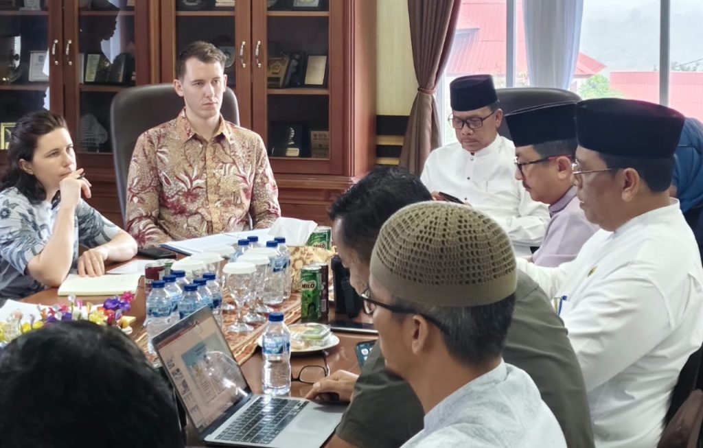 Pertemuan Pemkab Natuna dengan delegasi Kedutaan Besar Australia membahas peluang kerja sama pembangunan daerah.