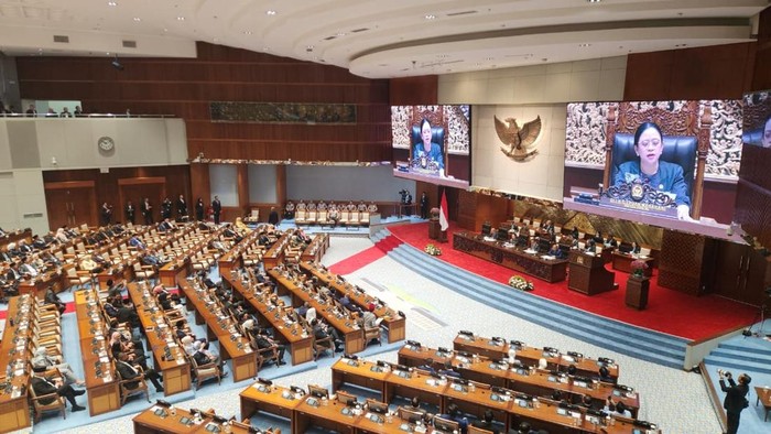 rapat-paripurna-dpr-ri-untuk-menyetujui-komjen-suyudi-sebagai-kapolri-adrialdetikcom