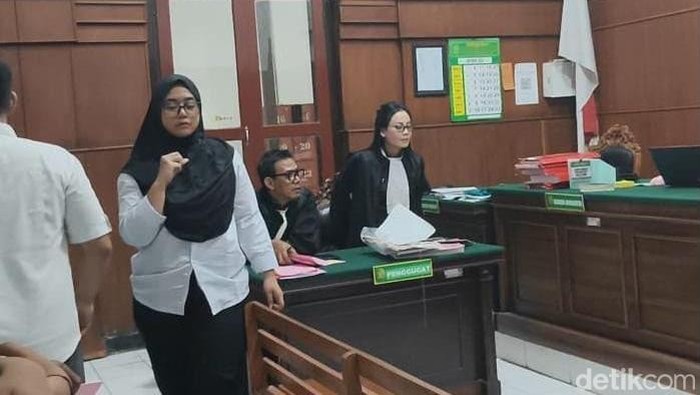 riza-muharni-lubis-saat-menjalani-persidangan-di-pengadilan-negeri-surabaya