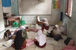 siswa-sd-di-pandeglang-belajar-di-perpustakaan-karena-kelas-terbatas