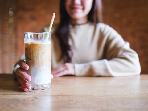 wanita-minum-es-kopi-susu